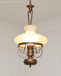 Suspension en opaline claire et bronze à volutes, d’inspiration lampe à pétrole, diamètre 30 cm