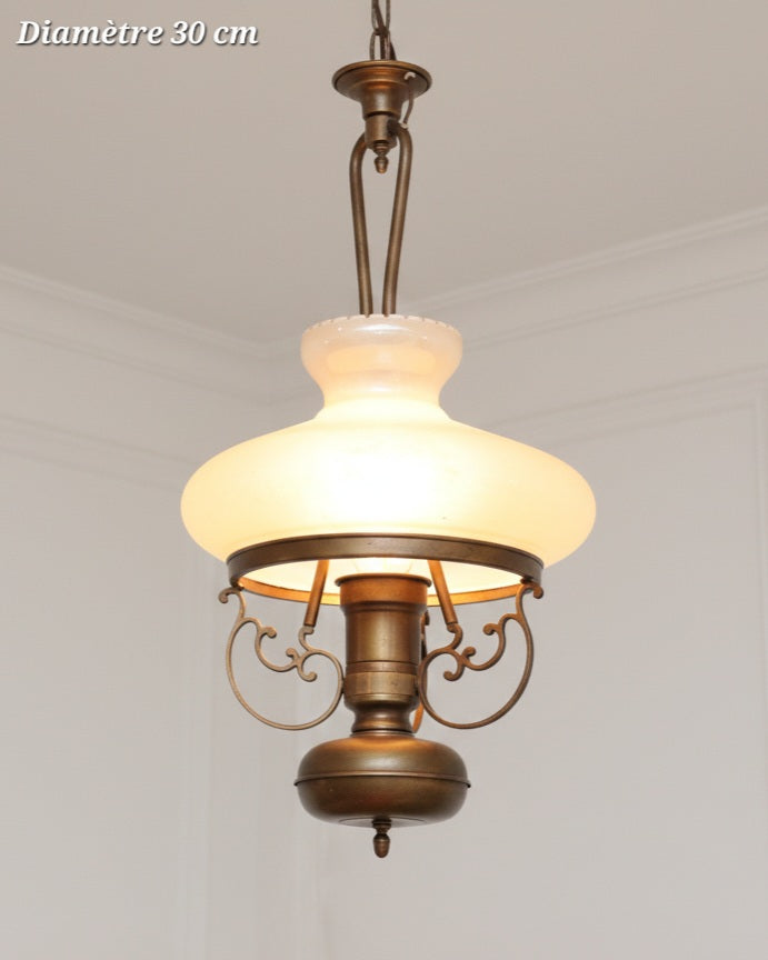 Suspension en opaline claire et bronze à volutes, d’inspiration lampe à pétrole, diamètre 30 cm