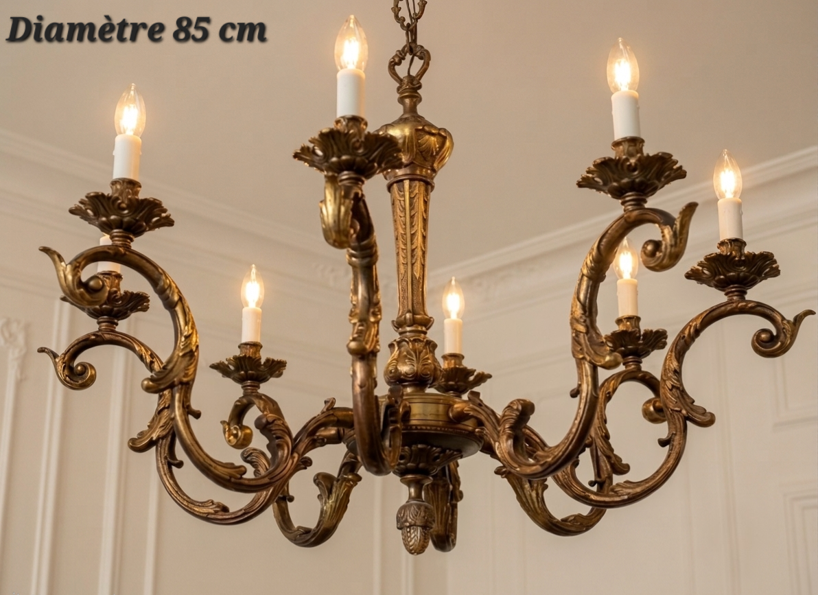Lustre en bronze à 8 lumières, bras à volutes et motifs de feuillage, diamètre 85 cm