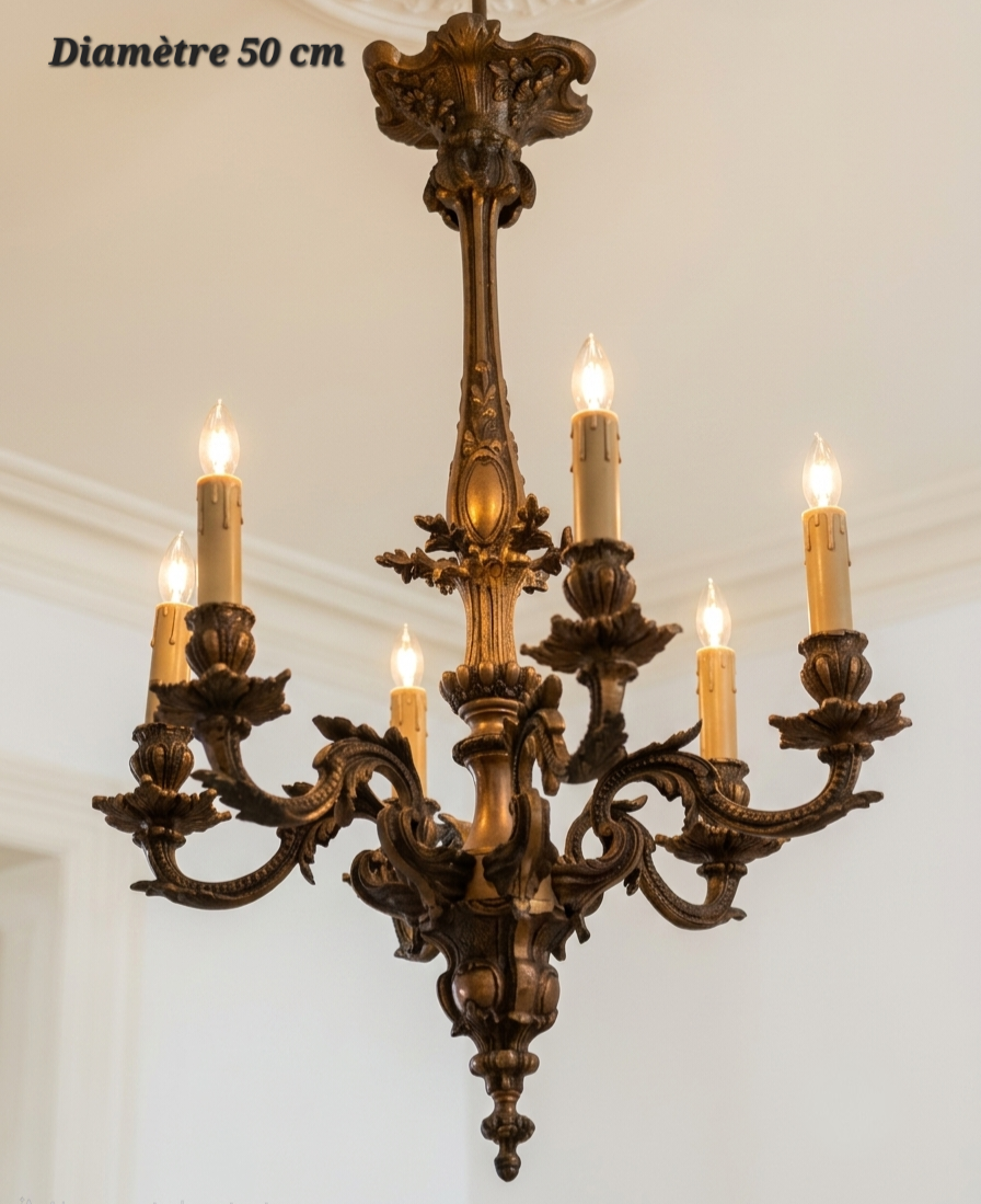 Lustre en bronze à 6 lumières, corps central élancé et bras ornés de feuillage, diamètre 50 cm