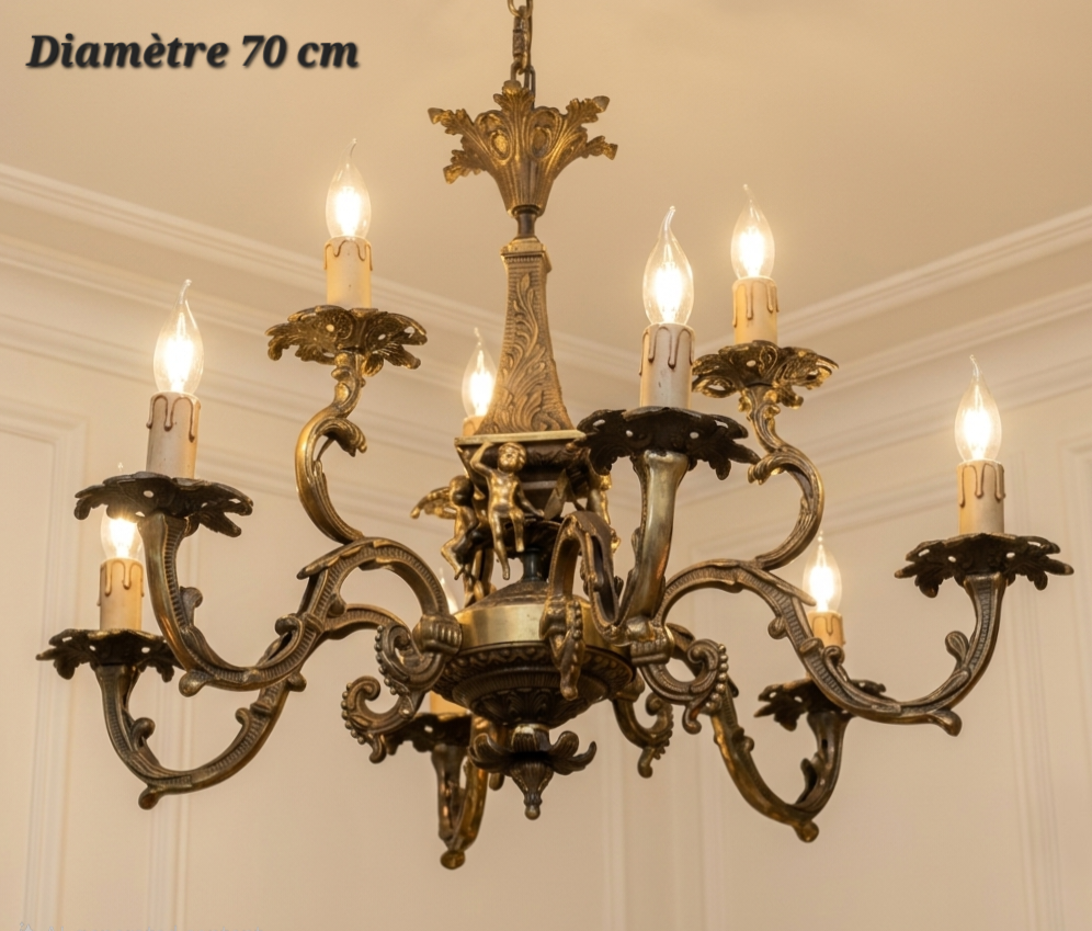 Lustre en bronze à neuf lampes disposées en 6 + 3, avec bras à volutes et coupelles feuillagées, diamètre 70 cm