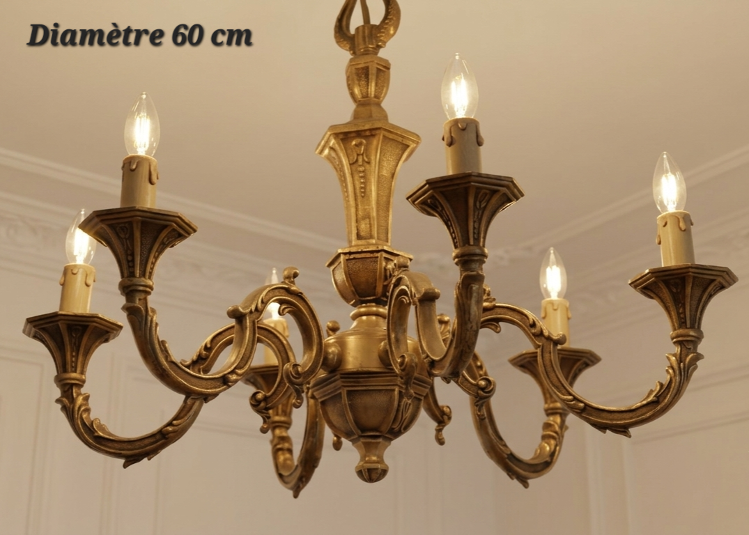 Lustre en bronze massif à six lampes avec bras à volutes et coupelles angulaires, diamètre 60 cm