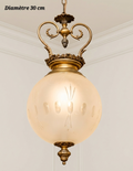 Suspension globe clair à motifs, monture en bronze à grandes volutes symétriques, diamètre 30 cm