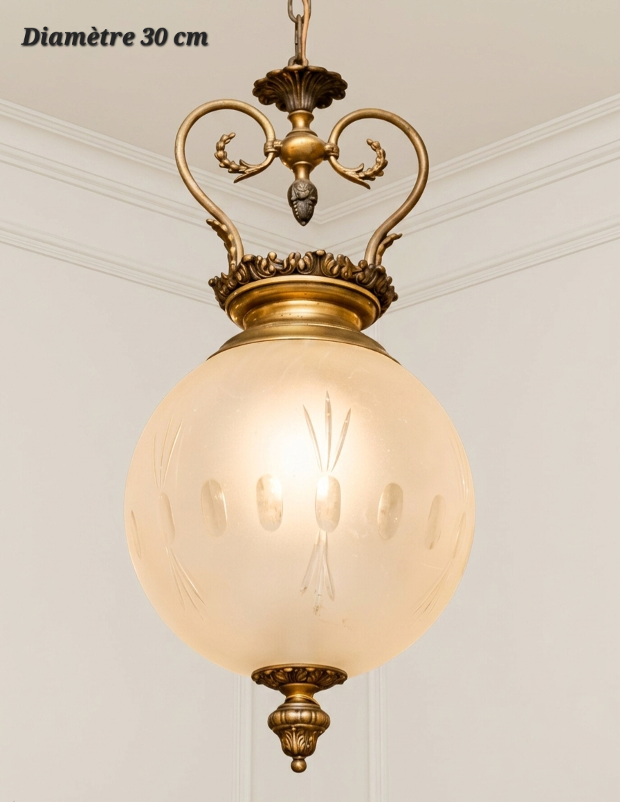 Suspension globe clair à motifs, monture en bronze à grandes volutes symétriques, diamètre 30 cm