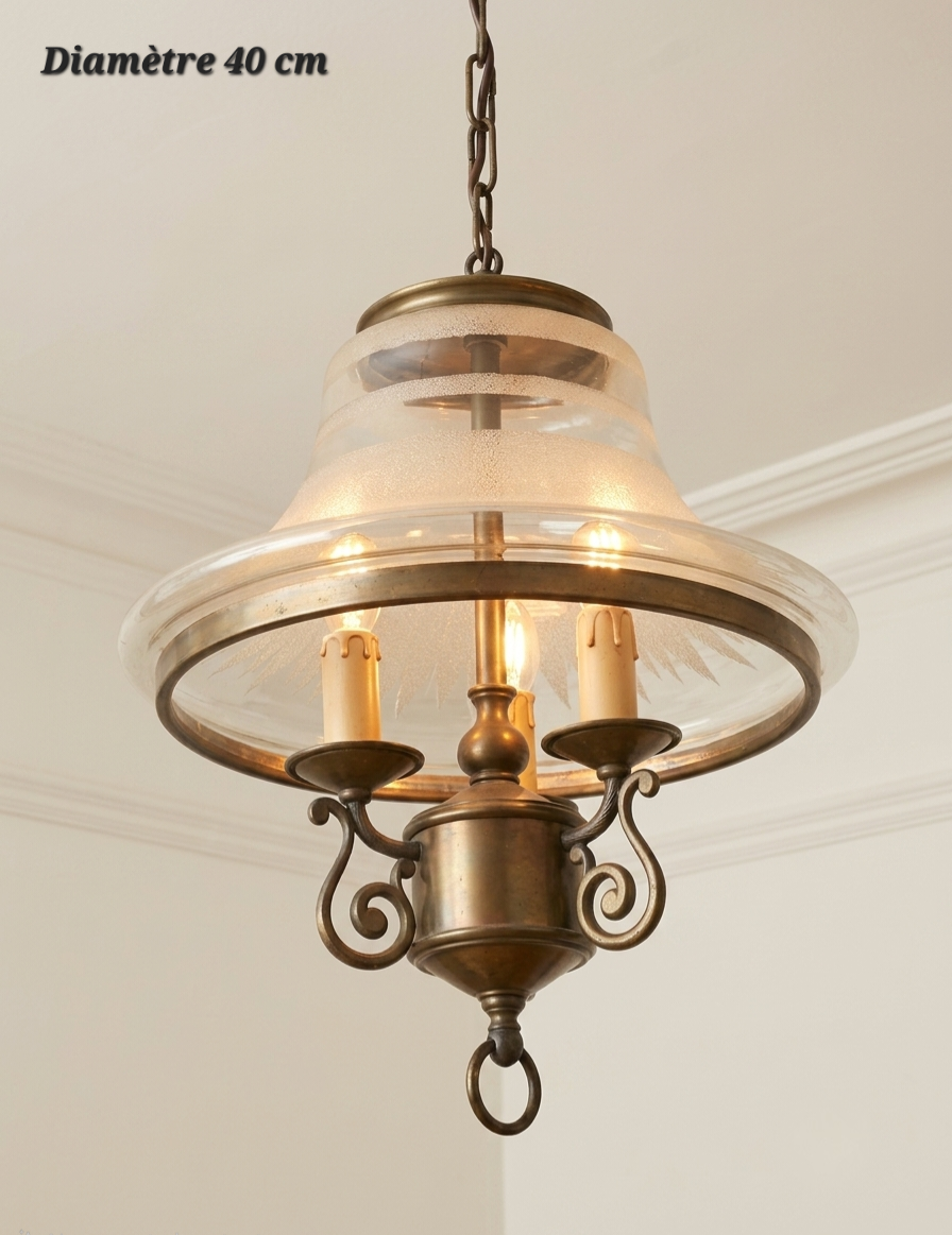 Suspension en bronze avec abat-jour transparent en cloche et bras à volutes, diamètre 40 cm