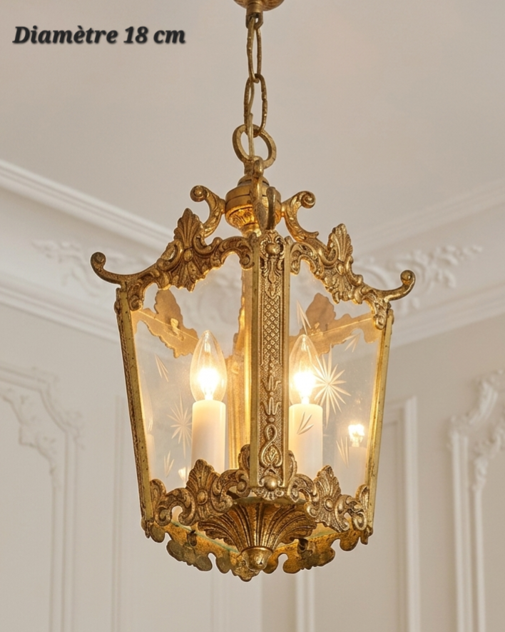 Lanterne suspendue en bronze ornée de volutes, panneaux transparents à motifs étoilés, diamètre 18 cm