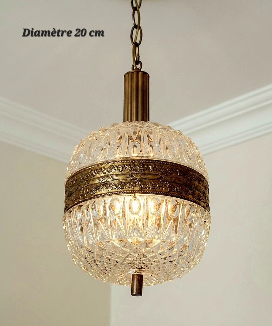 Suspension en bronze avec bandeau ornemental et globe transparent facetté, diamètre 20 cm
