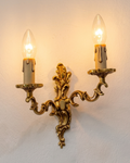 Applique murale en bronze à deux lumières et décor feuillagé