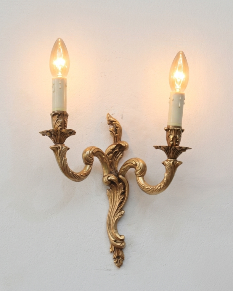 Applique murale en bronze à deux bras – Volutes Royales