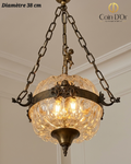 Lustre en bronze à globe transparent texturé, suspendu par chaînes, diamètre 38 cm