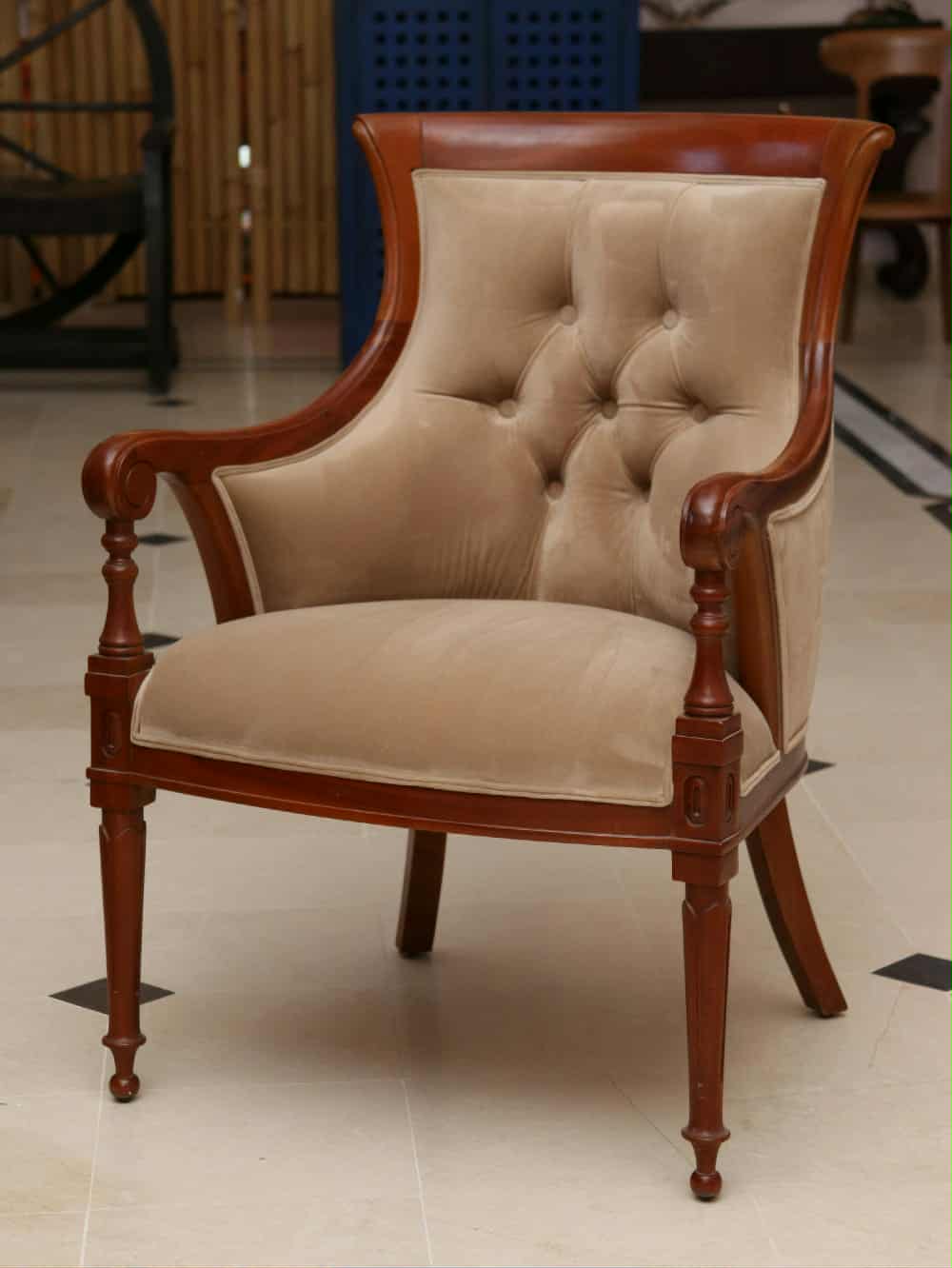 Fauteuil Élégant en Bois et Tissu Capitonné