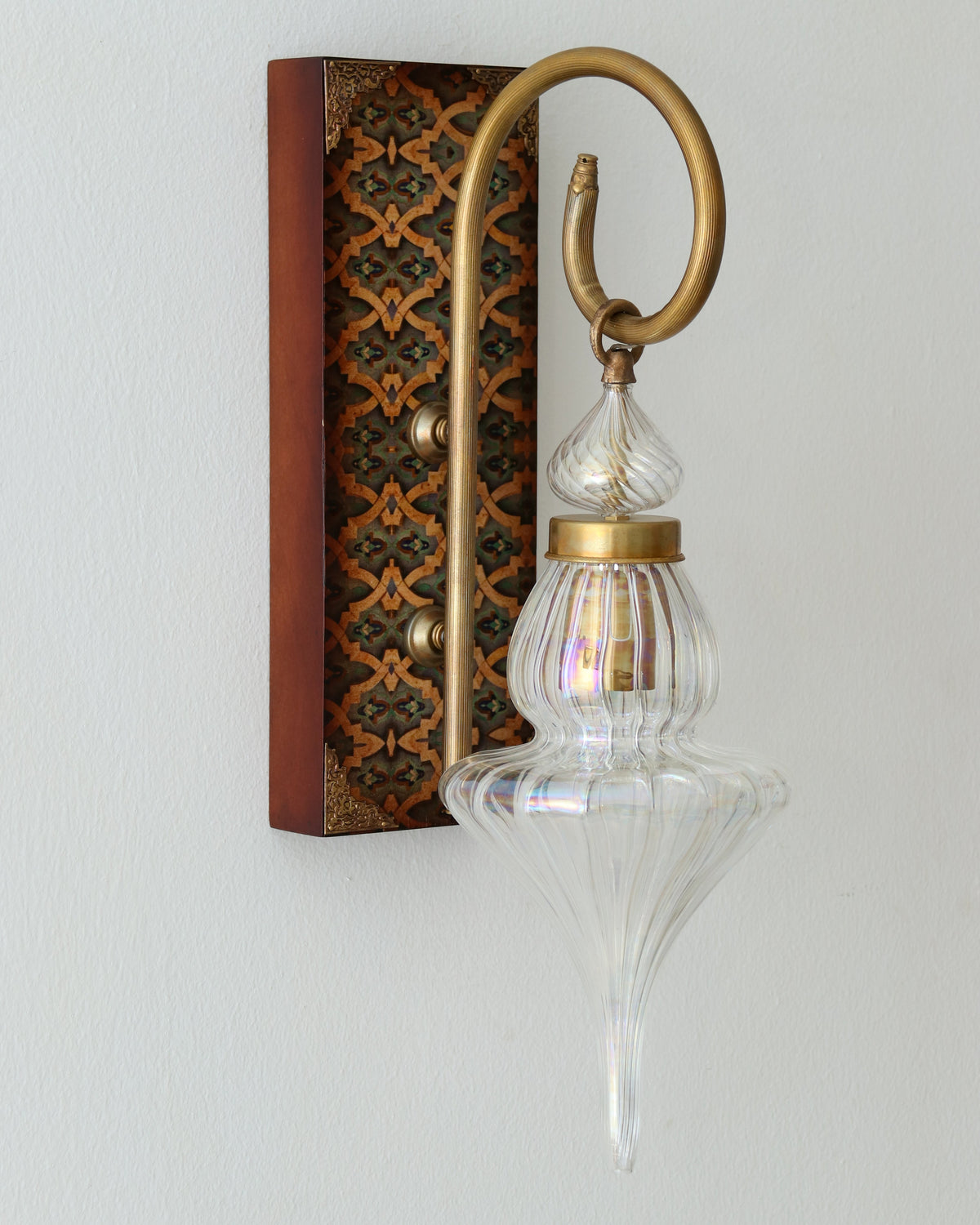Applique murale en verre soufflé transparent, bois et bronze
