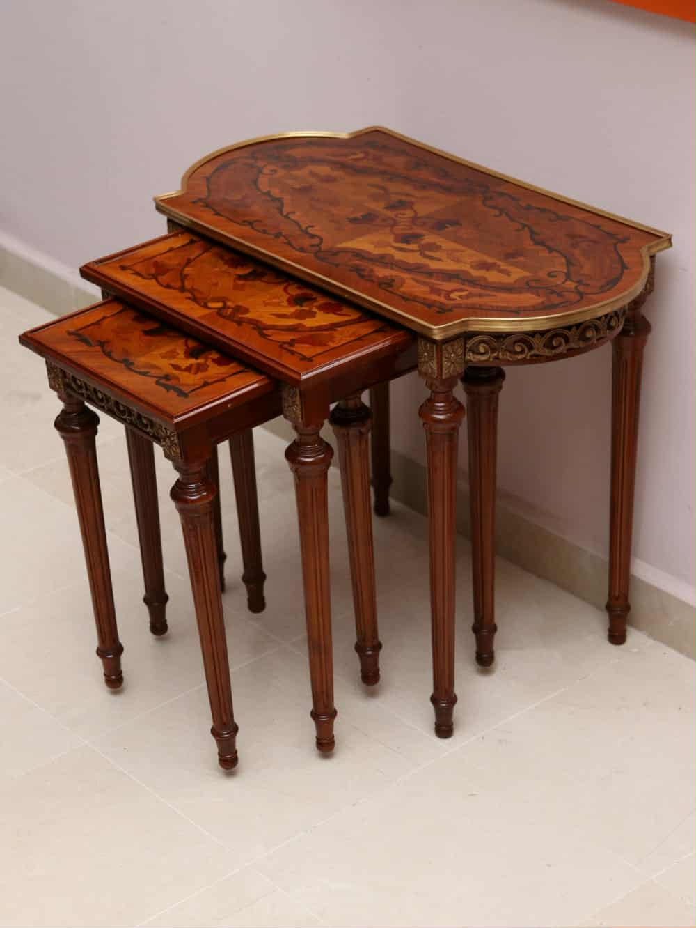 Tables Gigognes Élégance Royale Bois Sculpté
