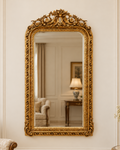 Miroir Trianon avec cadre en bois doré à la feuille, couronnement floral ajouré et volutes, 155 × 85 cm