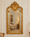 Grand miroir Médicis avec cadre en bois doré à la feuille et assiette décorative en résine à scène figurative, 205 × 110 cm