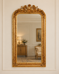 Miroir Chambord en bois doré à la feuille, couronnement à volutes et motif central en éventail, 152 × 85 cm