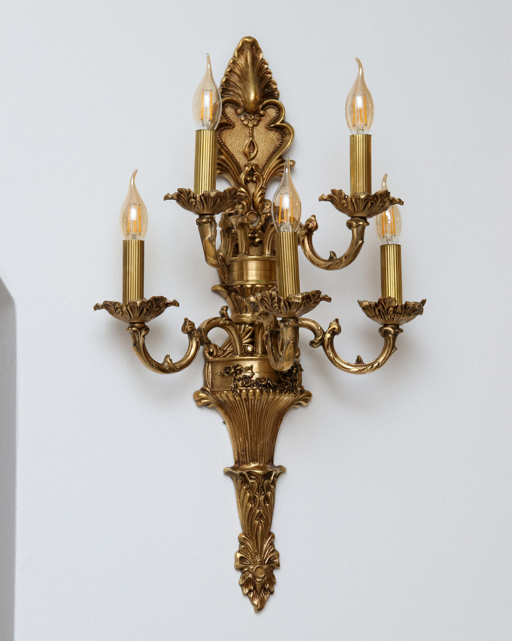 Applique murale en bronze à cinq lumières – Style château