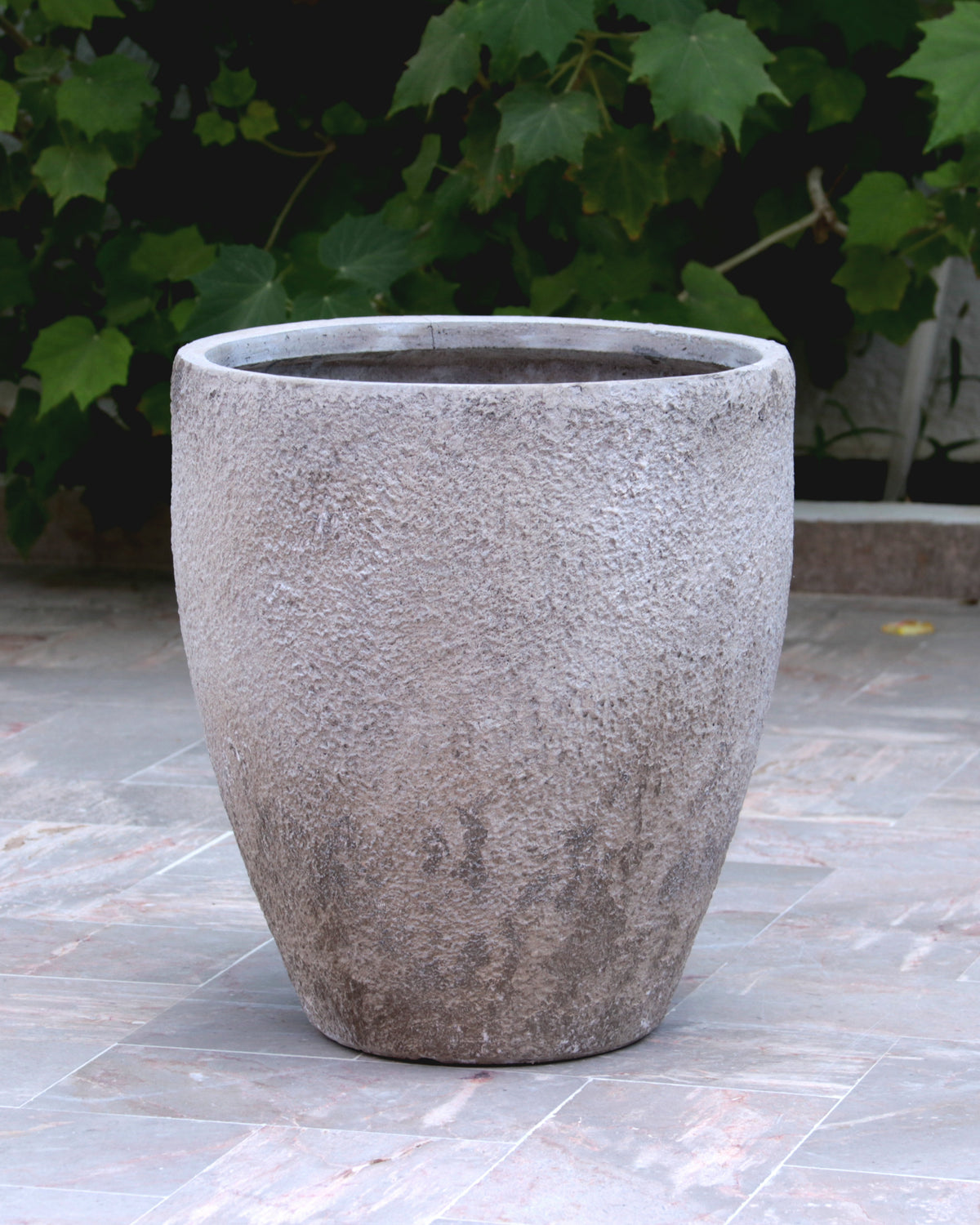 Pot décoratif galbé beige grisé texturé