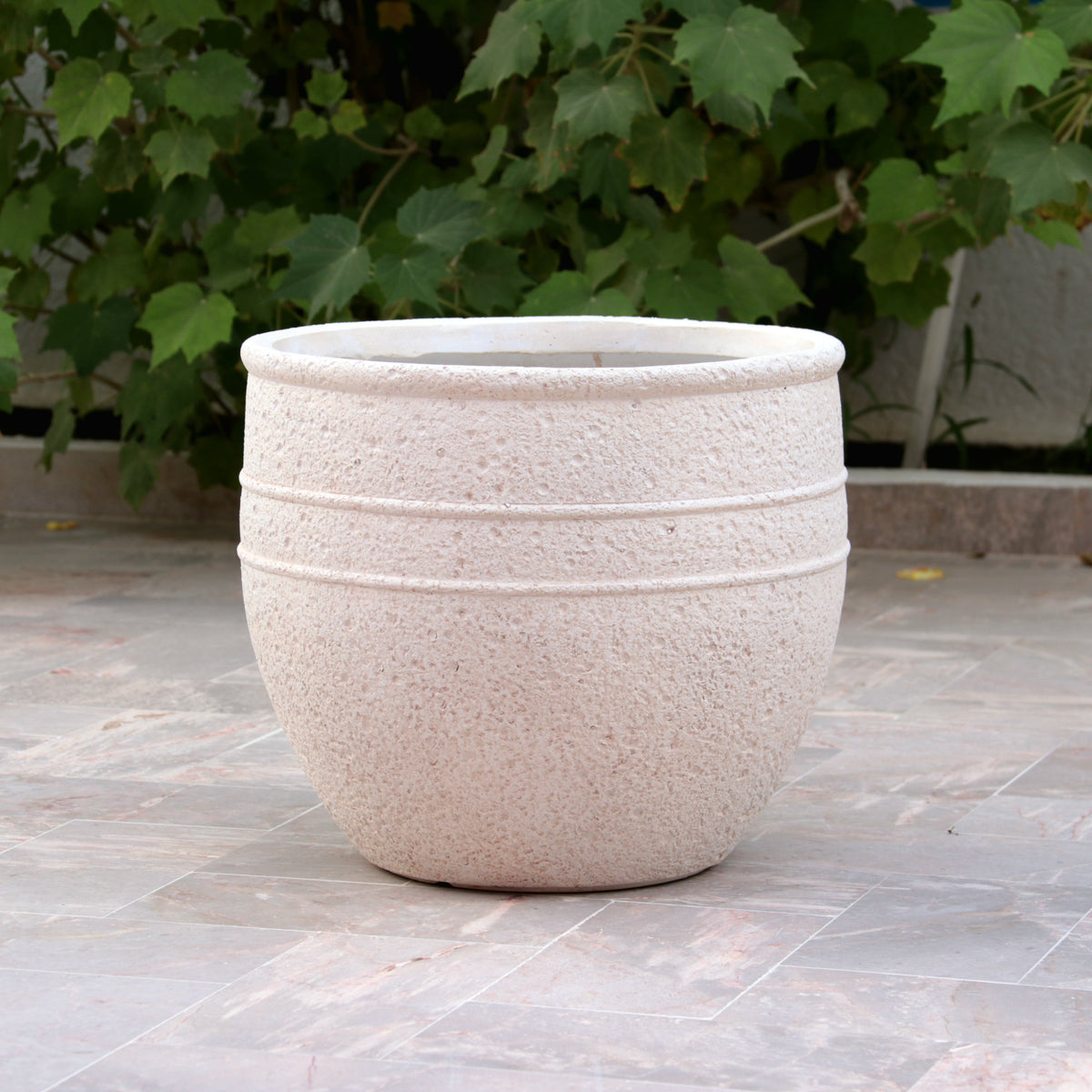 Pot décoratif blanc cassé texturé à reliefs