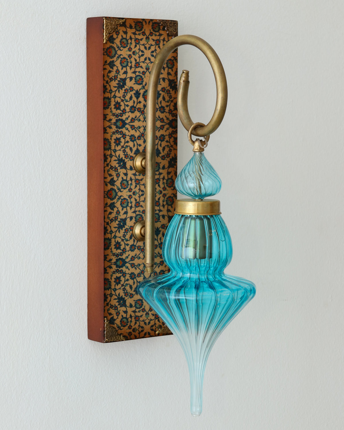Applique murale en verre soufflé turquoise, bois et bronze
