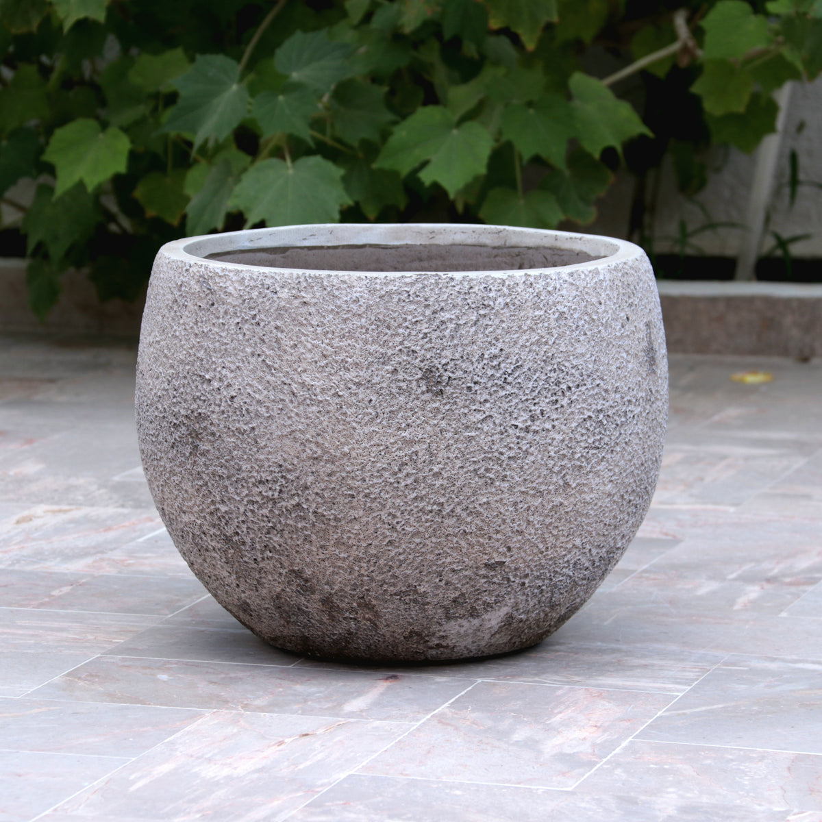 Pot décoratif arrondi gris texturé