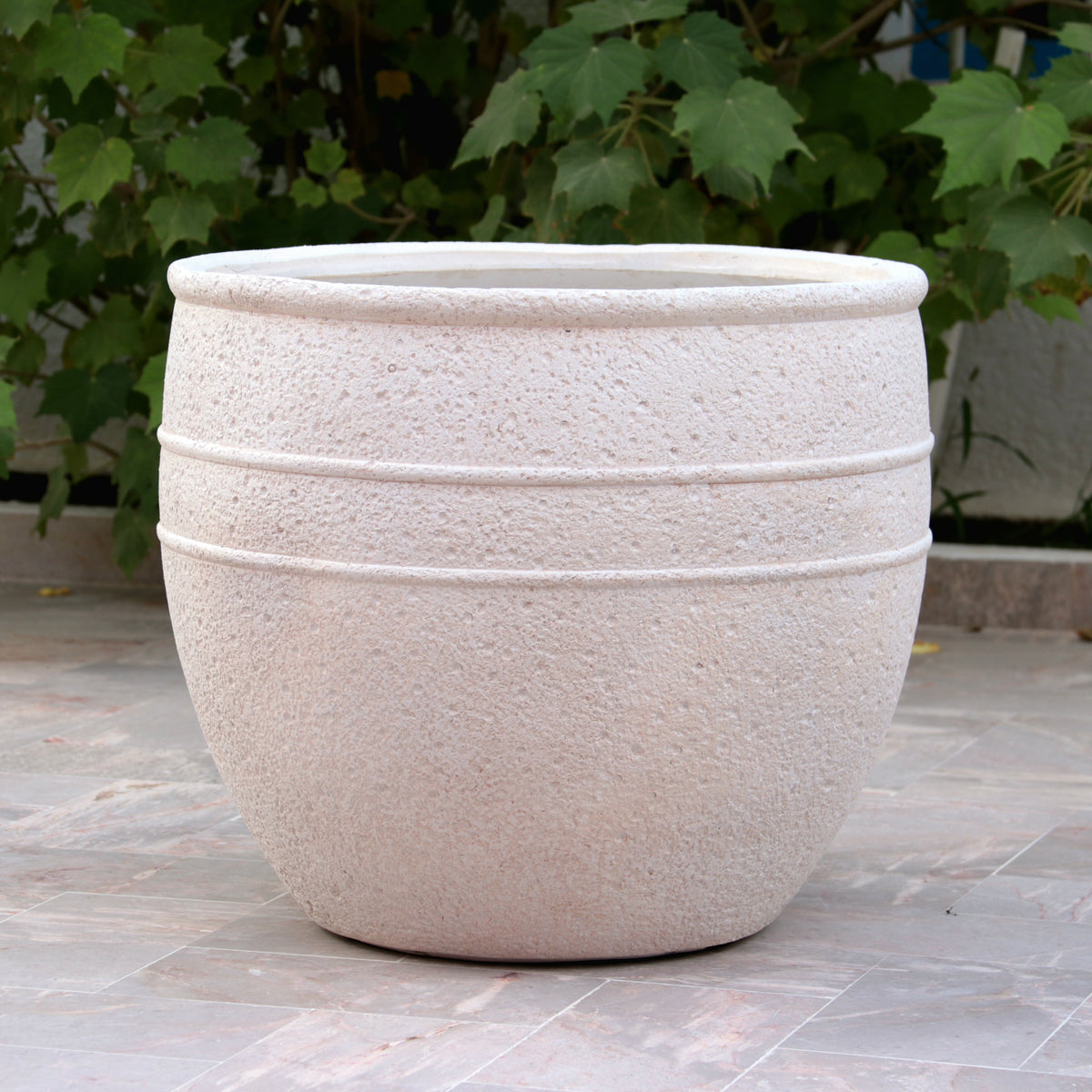 Pot décoratif blanc cassé texturé à reliefs