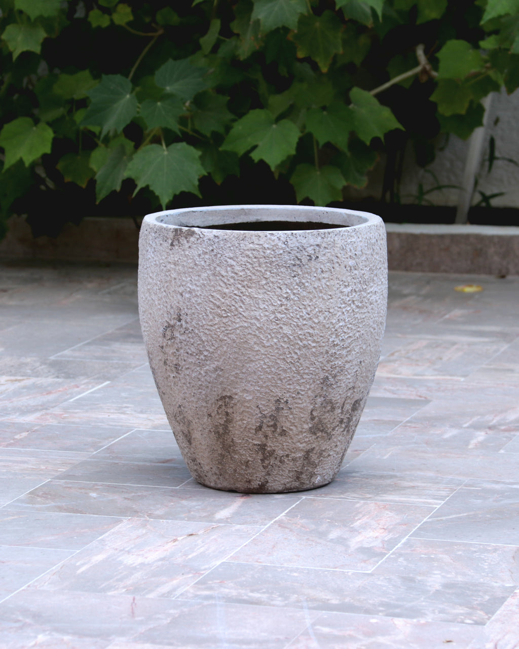 Pot décoratif galbé beige grisé texturé