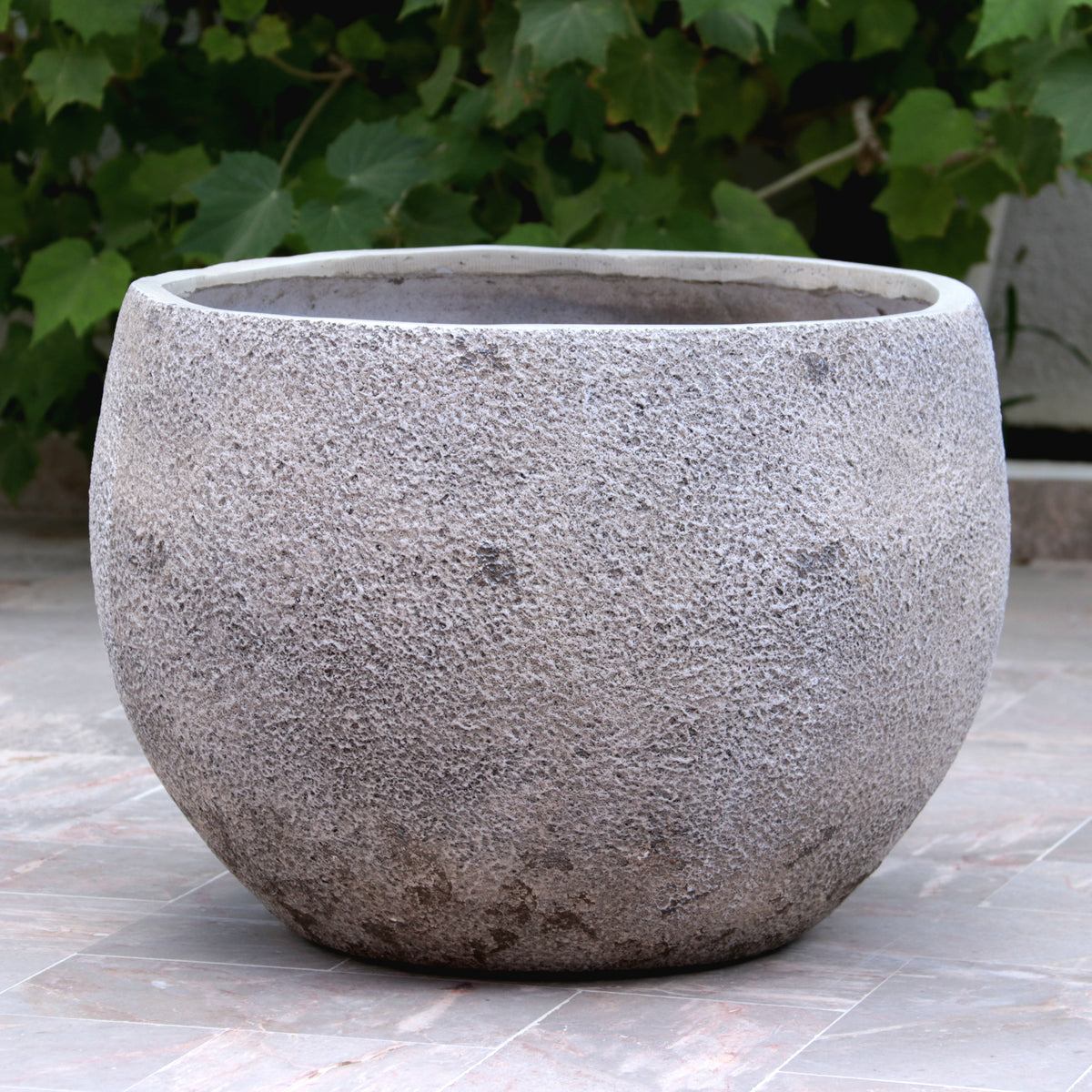Pot décoratif arrondi gris texturé
